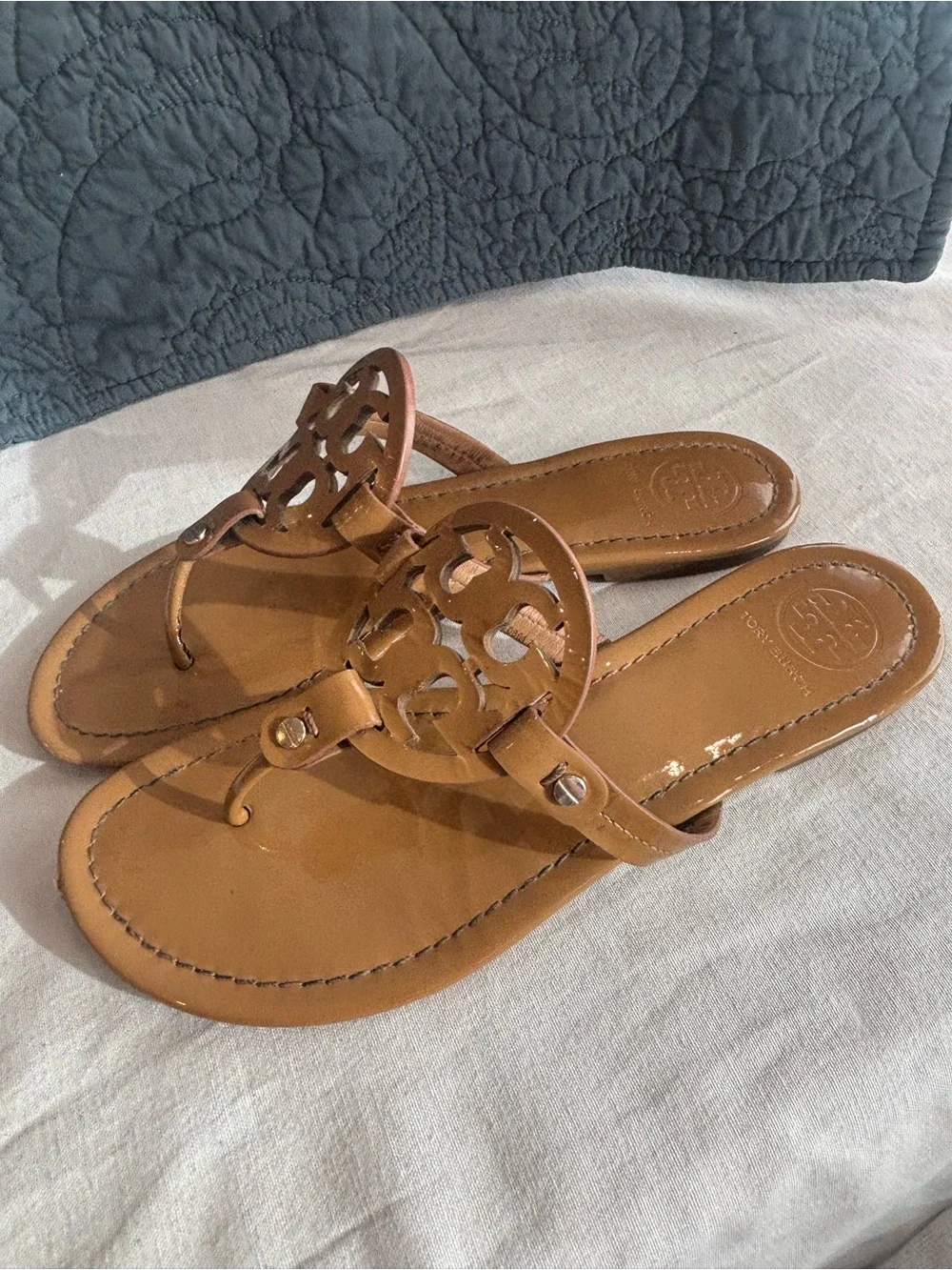 Tory Burch Miller Logo Patent Leather Thong Sandals Tan Brown Size 9
